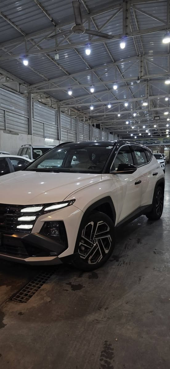 توسان 2025 رقم بغداد انكليزي 
سياره مكفوله عام  
سياره تو كلر بلادي 
ماشيه 21الف
مواصفات فول للاخير عده البانروما 
بصمه تشغيل وابواب 
حساسات امامي خلفي 
شحن وايرلس 
دشبول شاشات 
داخل ابيض 
هاند بريك بصمه 
جنطه كهرباء 
تشغيل عن بعد
اوتو هولد 
قطعتين تبريد 
بردات خلفيه 
كامره خلفيه 
اشاير بل مري 
مري شفط 
لدات + زنون 
سياره فول عده البانروما 
ومكفوله حيل نظيفه 
سعر 243 بيها مجال بسيط 

مكان بغداد 
***********
