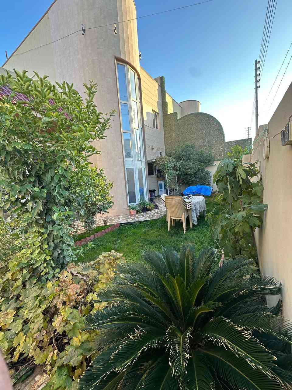 دار للبيع تكريت مجمع الجوهره مساحة 300 متر بصف الركن وقرب الجامع طابق ونص للاستفسار الاتصال على الرقم ***********
