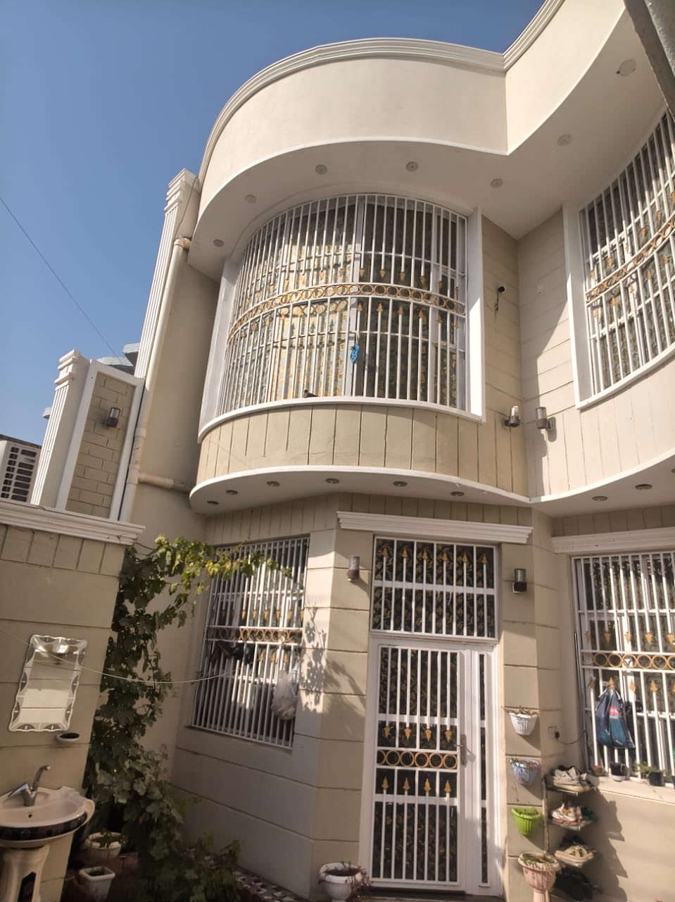 بيت طابو صرف للبيع
الموقع طريق المشاية

المساحة 130 متر وجه 6 ونص نزال 20

بناء 2020 حديث

البيت بناء طابقين يحتوي على استقبال ومطبخ وصالة وغرفة نوم وصحيات داخلية وخارجية بالطابق الاول 

الطابق الثاني غرفتين نوم وصالة وصحيات ..

خدمات كاملة والموقع كلش حلو للسكن ..

للاستفسار اكثر الاتصال على الرقم ( الخاص مغلق )

***********
