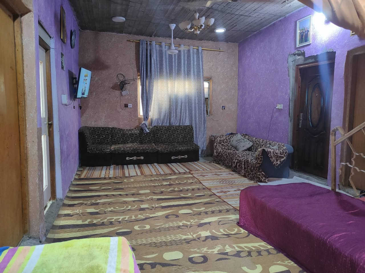 للبيع ارض زراعيه سند 25
مساحة الارض 1200 متر الكليه + بيت ومشتمل بيها 
تبعد عن الشارع العام 150 متر متوفر كافة الخدمات تبليط لحد باب البيت ماء كهرباء منطقة الحصن 
*********** ( السعر 85 مليون ) وبيها مجال .
