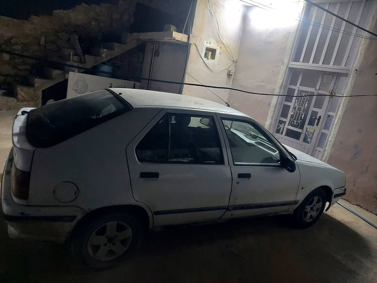 سلام عليكم رينو  للبيع رقم ألماني سنويه عضم إلى غايه سنه ٢٨ شهر ١١ كابون بنزين بيها العنوان ناحية المحلبية السعر 20 $ رقم موبيل ***********
