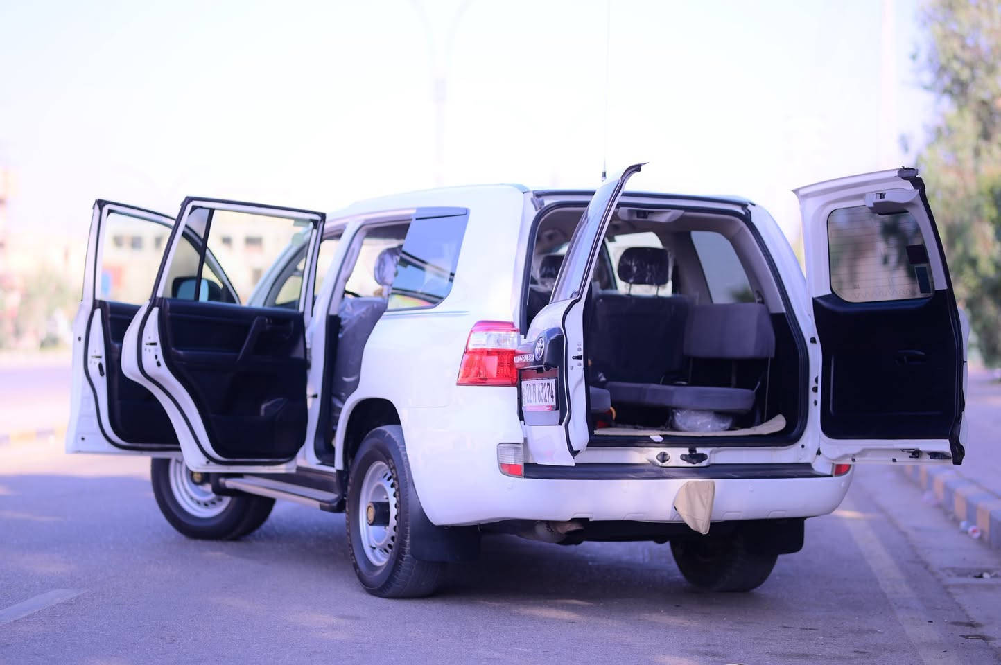 سلام عليكم لاندكروز قطري سلك  مديل 2013 سياره جديده ماشيه 161وقابل للزياده سياره جاهزه من كلشي كل نقص مابيه تايرات دلوب داخل مخمل جديد  وحداديه كير ومو حرك كله كفاله بيه طخه بل جاملغ بدون معجون بس صبغ وفوك العتبه بجه السايق اثر جراد سياره معروظه (300 ورقه )*********** ولي ماعجبه السعر خل يسمعنه كلمه طيبه
