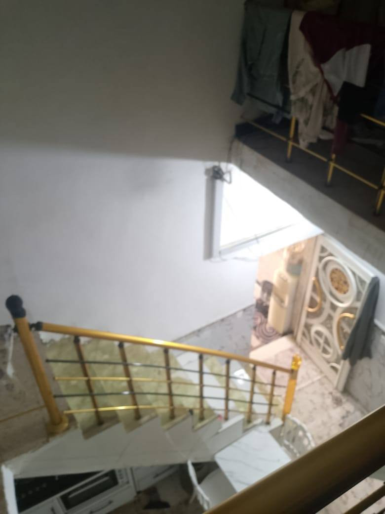 ياالله 
سلام عليكم 
البيت البيع مساحه ((100))متر 
البيت رقم وبي معامله كامله واصل التقيم
حي فنانين قرب مدرسه 
يحتوي على استقبال وصاله ومطبخ
 وغرفتين نوم ومنور وصحيات داخليه 
وصحيات خارجيه وساحه كبيره 
استفسار اتصل برقم((***********))
اخوكم ابو عراق .....
