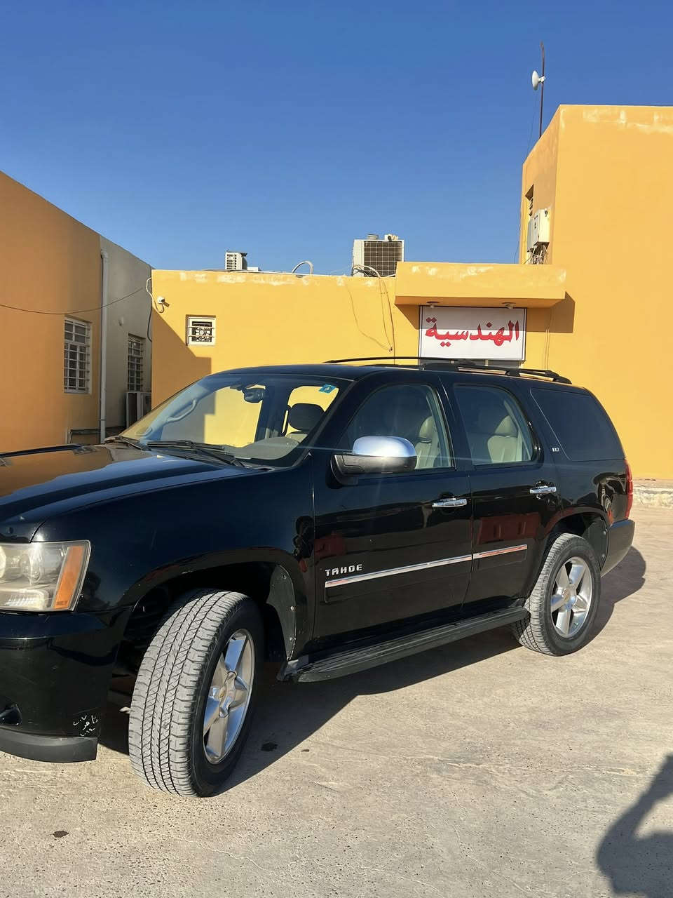 السلام عليكم
شوفرليت تاهو مديل 2011 
‏LTZ خليجي فول مواصفات اعلى فئة 
اصولي رقم بغداد انكليزي بأسمي 
كشنات كهرباء تدفئه تبريد 
باب خلفي كهربائي
تدفئه تبريد 
كير ومكينه كفالة  
سونار موجود 
السعر 230 وبيها مجال 
مكاني النجف الاشرف 
***********
