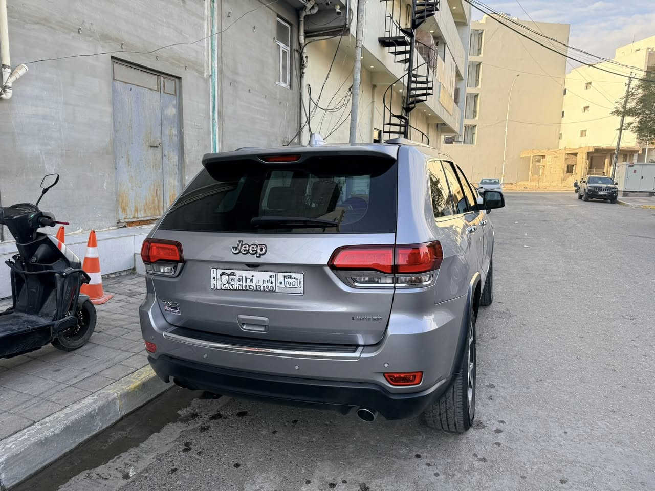 السلام عليكم
جيب خليجي 2020 لمتد مكفولة من الصبغ 

بيها بارد قليل جداً بالباب الخلفي 

بانورما 

تشغيل عن بعد 

كشنات تدفئة وتبريد 

مرايات اوتودم 

البجم مغلف ppf 

السيارة نظيفة جدا ماشية 110 كيلو متر 

السعر 280 $ 

مكان السيارة الانبار / رمادي 

رقمها بغداد الجديد

***********
