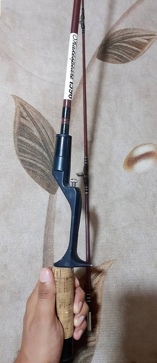 🔅 لمحبي النـوادر والمقتنيـات القديـمة
• يتوفر عصا صيد متكون من قطعتين . 

• نموذج قديم من طراز شكسبير نوريس ١٥٩٦
Shakespeare Noris 1596 

• تعد هذه العلامة التجارية علامة معروفة في مجال معدات الصيد القديمة والعتيقة . 

• الطول 2 متر . 

• نسبة النظافة 99% . 

• مصنوعة من مادة الألياف الزجاجية مع مقبض من الفلين ويكون الداخل ممتلئ غير فارغ أو مجوف . 

• السعر 50 ألـف دينار
، 
، 
للحجز والأستفسار مراسلة الصفحة 📩
أو الواتساب على الرقم *********** ☎️
يوجد خدمة توصيل لجميع المحافظات العراقية 🛵
