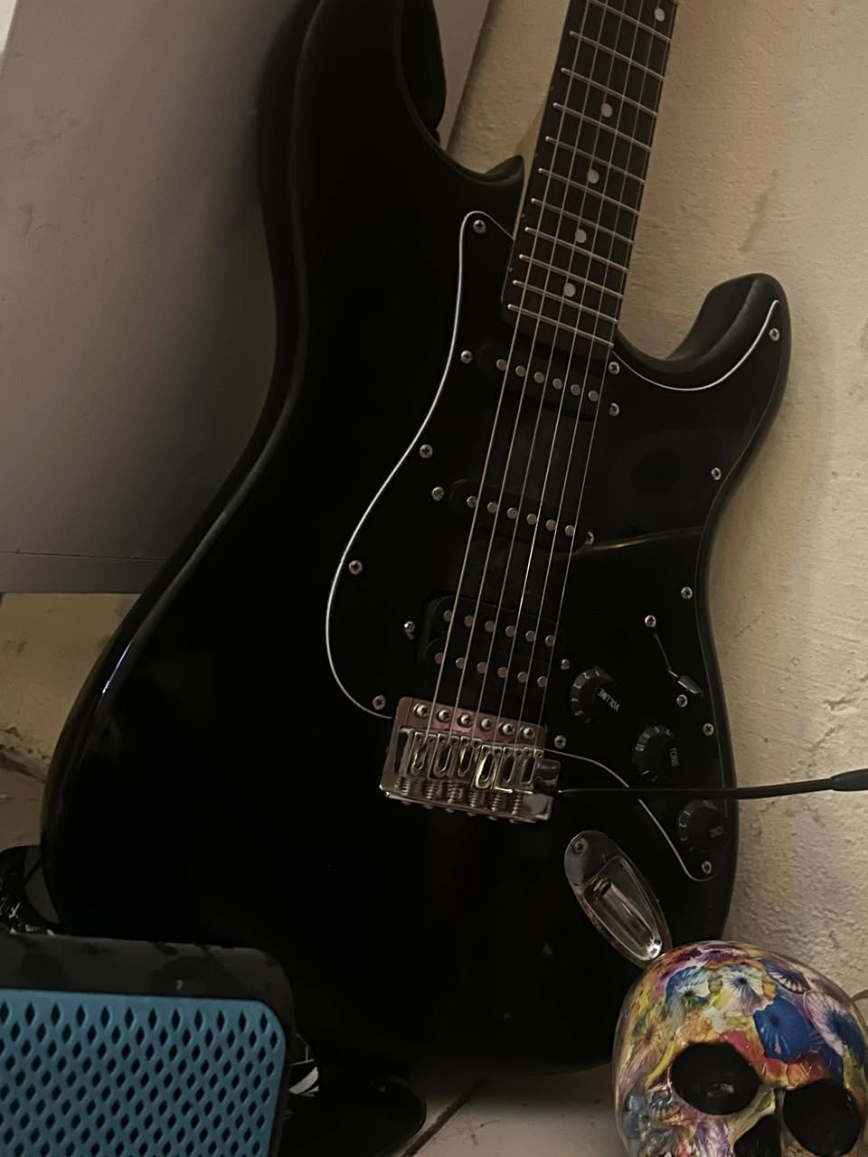 كيتار كهربائي ماركه Stratocaster راقي جدا
سعره 350 وبي مجال شراي 
عنوان بصره ***********
