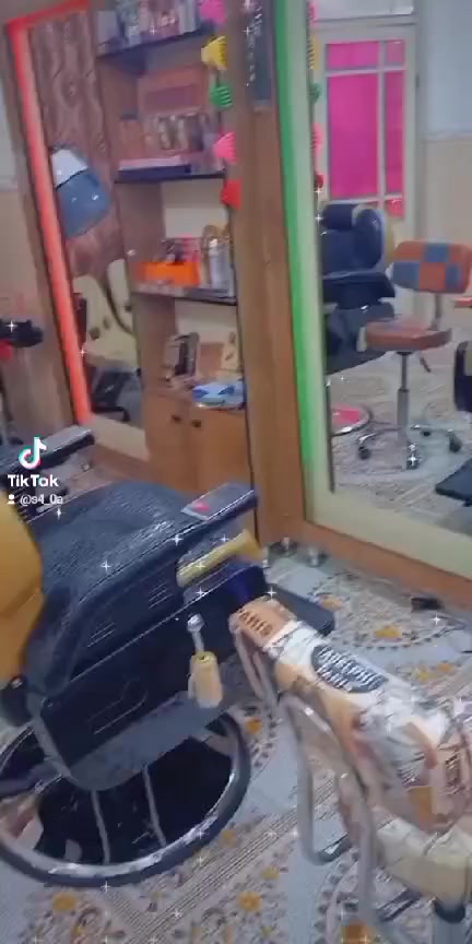 السلام عليكم اخواني صالون للبيع مع مغسلة شعر ذهبيه السعر ٣ ملايين وبي مجال للجادين حي العامل المنطقة الثانية مقابيل العمارة الحمرة الاستفسار على هذا الرقم ***********
