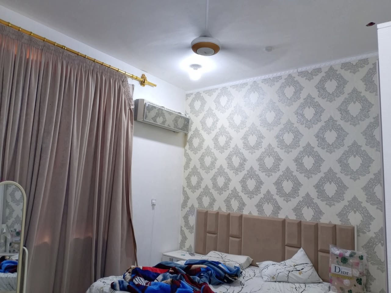 دار للبيع حي الحكيم مساحته ٢٠٠ متر غرفتين نوم وهول استقبال مطبخ بشارع اسواق البركه
  البيت مرقم.   تبليط وصب بالباب شارع

ابعد عني الشارع 150 متر
الاتصال واتساب ***********
