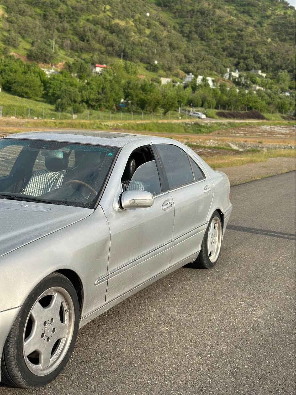 مارسیدز ساخ ساخ غەواز ٢٠٠٢ ی فول فول مواسەفات  مەکینە ٥٥٠ی amg سەیارەکە تابلێی جوان و پاکە نرخی ٤٨ گەڵا و 
مەعامەلە 
*********** بنجوين, السليمانية
