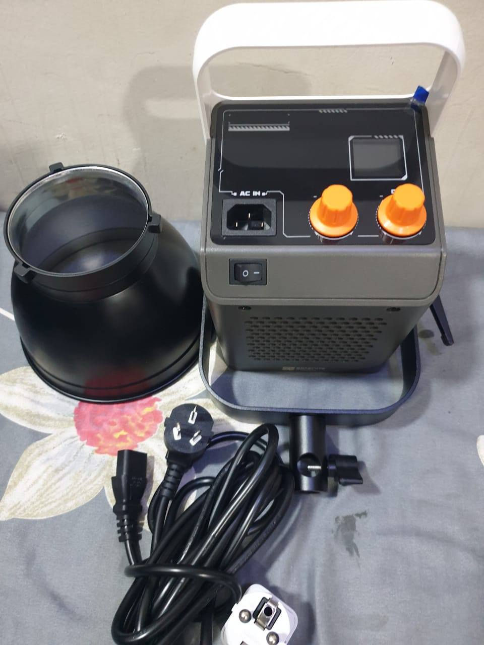 إضائة للبيع استعمال مرتين فقط
Sidande

سلسلة المنتج: سلسلة COB
اسم المنتج: مصباح بث مباشر
أوضاع العمل: وضع CCT، وضع المشهد
مؤشر العرض: Ra≥95 (وضع CCT)
شاشة العرض: شاشة TFT مقاس 1.44 بوصة
مؤشر درجة حرارة اللون: وضع CCT من 2500 كلفن إلى 6500 كلفن
التحكم عن بعد بالبلوتوث: يدعم برنامج WeChat المصغر
أبعاد المنتج: 344*264.5*213.5 ملم
السعر 200 الف

X-180RGB
الطاقة: 180 واط
مصدر الضوء: خرزة COB عالية الطاقة (Chip on Board LED)
درجة حرارة اللون: 2700 كلفن - 6500 كلفن (±200 كلفن)
CRI / TLCI: ≥97 / ≥98
أوضاع الألوان والتعتيم:
تدرج اللون (Hue): 0-360 درجة
التشبع (Saturation): 0%-100%
التعتيم (Dimmer): 0%-100%
المؤثرات الخاصة: 20 تأثيرًا
التحكم:
تطبيق LinkLite (عبر البلوتوث)
جهاز تحكم عن بعد لاسلكي 2.4G بـ 99 قناة
منفذ DMX512 (RJ45)
مسافة التحكم عن بعد: ≥30 مترًا
الأبعاد: 140140300 ملم
الطاقة المدخلة: 100-240 فولت تيار متردد ~ 50/60 هرتز
السعر 200 الف
بغداد حي الجهاد 
***********
