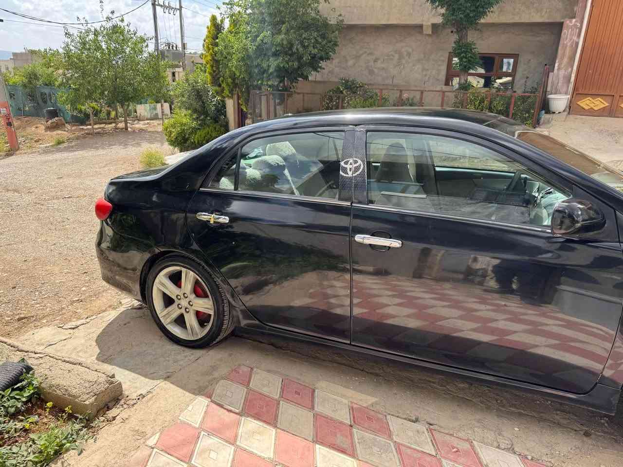 کرۆلا ۲٠۱٠ 
رەنگی رەش  
کەنەدی مەکینە گەورەی مەرغوب 
گێر و مەکینەو تەبرید بەشرت 
 کامل بۆیاخ ئەیفرۆشم 
 دواوەی لێدراوی کەمی هەیە 
کارتی بەنزینی کەرکوکی هەیە  
 نرخی ۸٥ و معامەلەیە کەم  
 سەنەوی ۲٠۲۷  
شوێن سلێمانی : ٠۷۷۲٥۱۲٠٥۲۳ السليمانية, العراق

