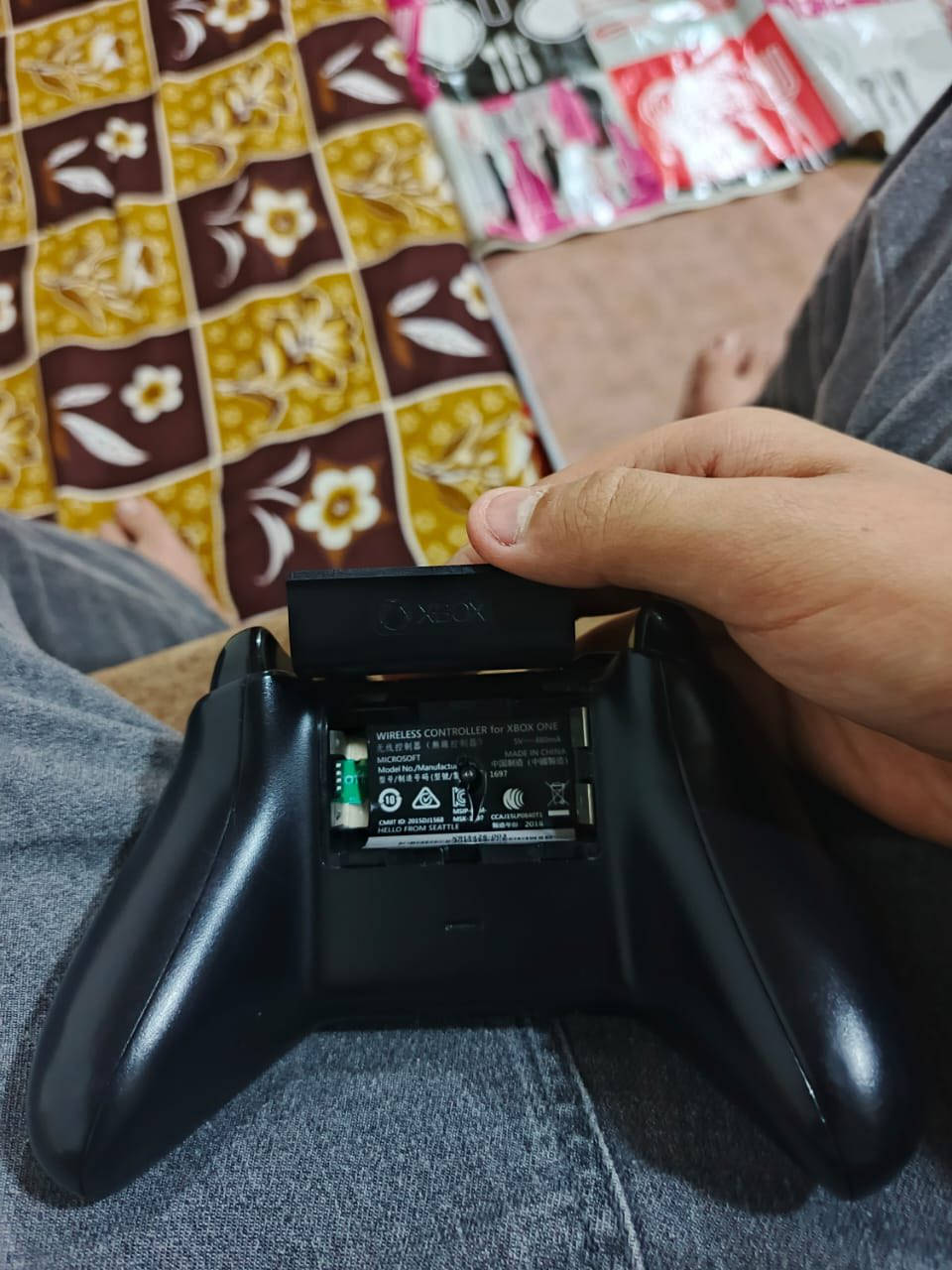 جويستيك Xbox أصلية (بكر) لم تفتح للصيانة
الوصف:
اليد توقفت عن العمل فجأة بعد وضعها على الشحن. اليد أصلية و "بكر" لم تفتح سابقاً ولم تدخل لأي محل صيانة. حاولت فتحها بالبيت ولم أستطع، فتركتها على حالها لضمان سلامة أجزائها الداخلية. تصلح للتصليح أو كقطع غيار.
السعر: 20,000 دينار
المكان: بغداد - حي العامل
رقم التواصل: ***********
