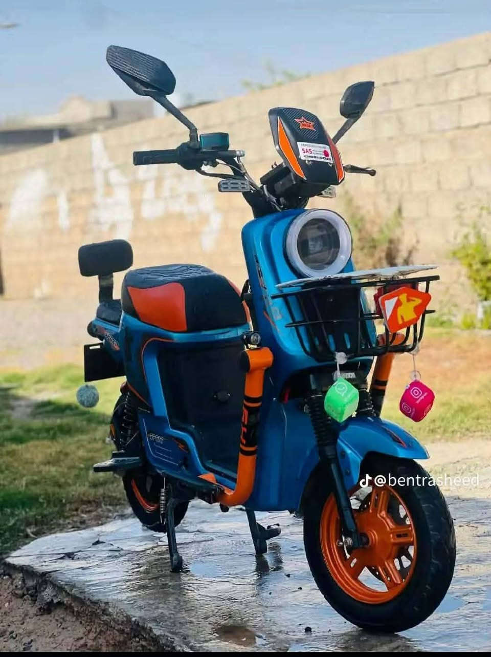 السلام عليكم اخوان مطور R9نضيف بي شخوط قليله وخفيفه  مستعمل شهرين السعر 350قفل الرقم ***********
