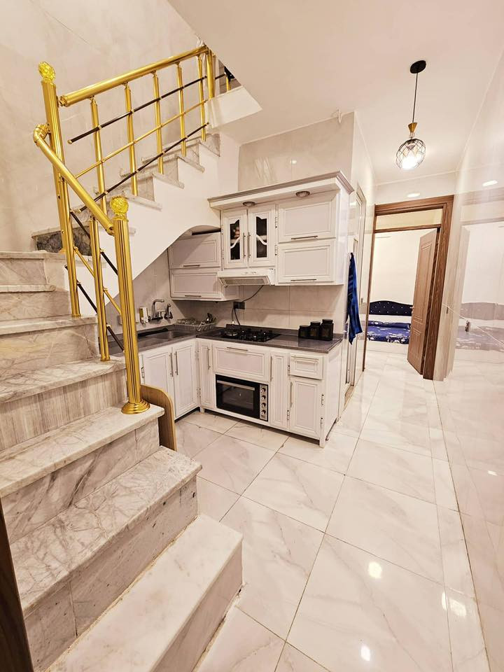 مكتب الزبيدي للعقار 🏠🏠
📍للبيع في الصليخ موقع راقي جدا 
المساحة 50 متر 🏗
الواجهة 3.35والنزال 15 
الطابق الارضي صالة ومطبخ وغرفة نوم وخدمات ومنور 
الطابق الاول غرفتين نوم وخدمات 
الطابق الثاني غرفة نوم وبيتونة وسطح 
عرض الشارع 10 متر💯💯
للاستفسار اكثر يرجى مراجعة مكتب الزبيدي للعقار أو الاتصال على: 
***********📞📞
