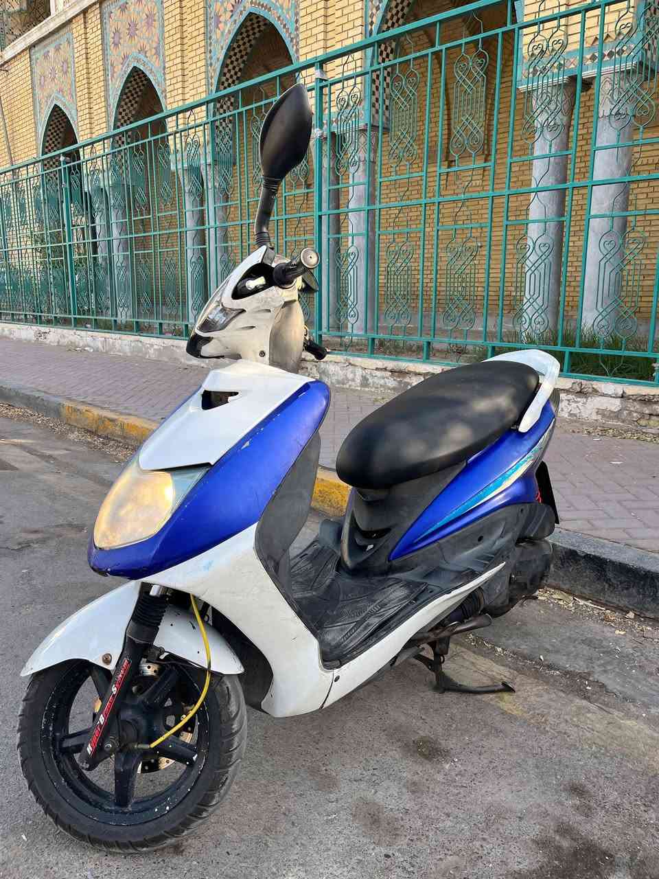 دراجه سكنس نثيه ياماها دراجه بلاديه نكره سلف بكل وقت شلعه ومعدل قويه مكينه خرسه كلش ناعمه بلاديه قفل ستيرن قفل جنطه كيجات لايت عالي ناصي اشاير هورن كله شغال اي نقص ما بيها فقط تريشه وحده نقص الباقي كله كامل . دراجه مكفوله رايدها ب550 وبيها مجال
مكاني بغداد الأعظمية 
***********
