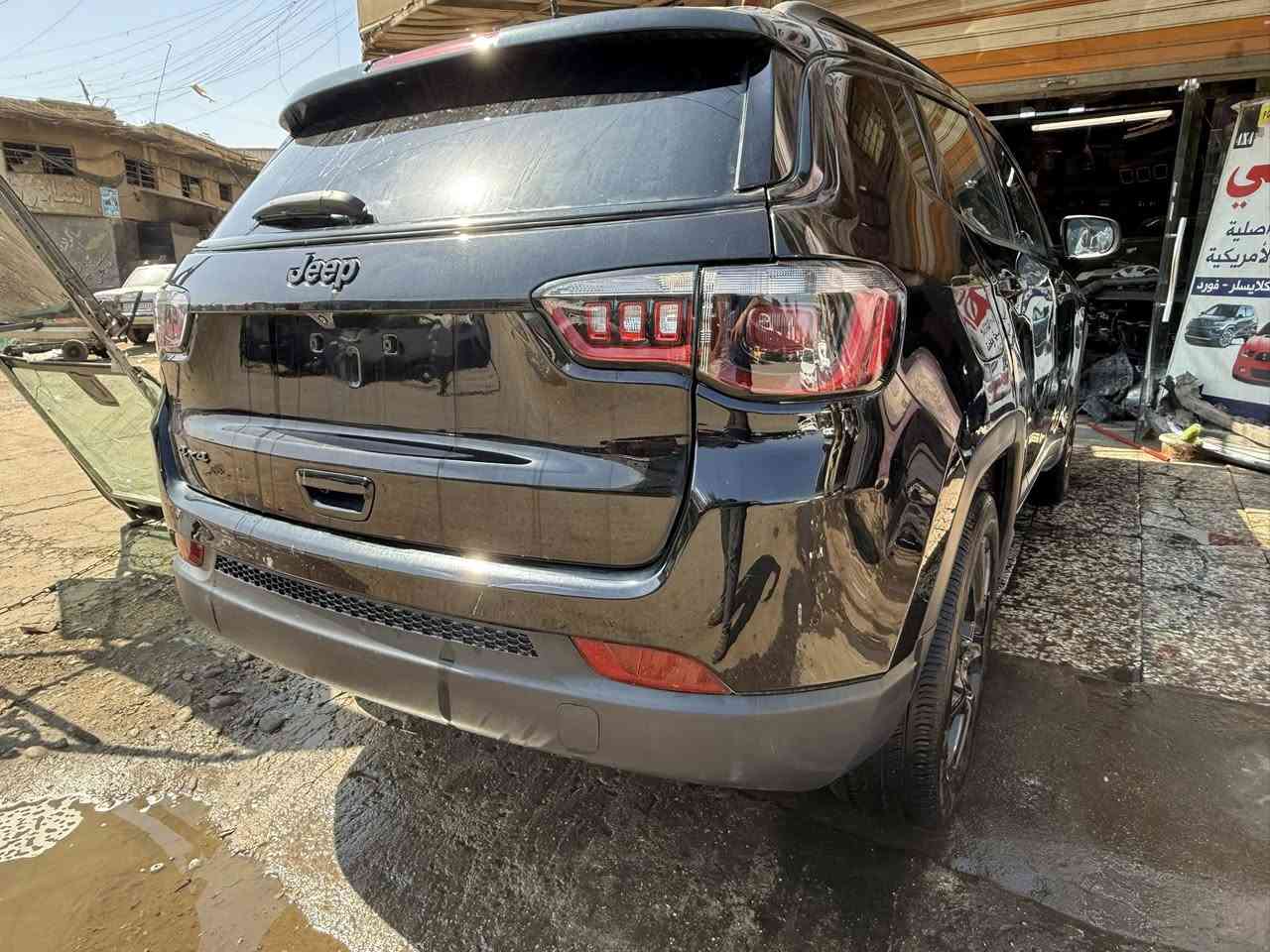 سلام عليكم 
بيع او مراوس ب جالنجر 
جيب كومباس 2023 (بلاك توب ) 
دخول جديد بدون رقم ( فحص موقت) 
بيه صبغ 3 قطع شواصي لغد كفاله 
محرك كير كفاله 
المواصفات   فول سيارة عدا بنوراما 

⸻

⚙️ المواصفات:

✔️ محرك 2.0 تيربو (200 حصان)
✔️ دبل (AWD)
✔️ قير أوتوماتيك 8 سرعات

✔️ كراسي كهرباء
✔️ جلد (حسب الفئة)
✔️ جنطة شفط (باب خلفي كهربائي)
✔️ تشغيل بصمة + دخول ذكي
✔️ شاشة كبيرة + CarPlay

✔️ كاميرا خلفية
✔️ حساسات أمامي وخلفي
✔️ مانع اصطدام
✔️ Blind Spot + تحذير مسار

✔️ سقف أسود + رنقات سود
✔️ LED كامل
✔️ مثبت سرعة
✔️ مكيف أوتوماتيك

مكان سيارة بغداد
***********
