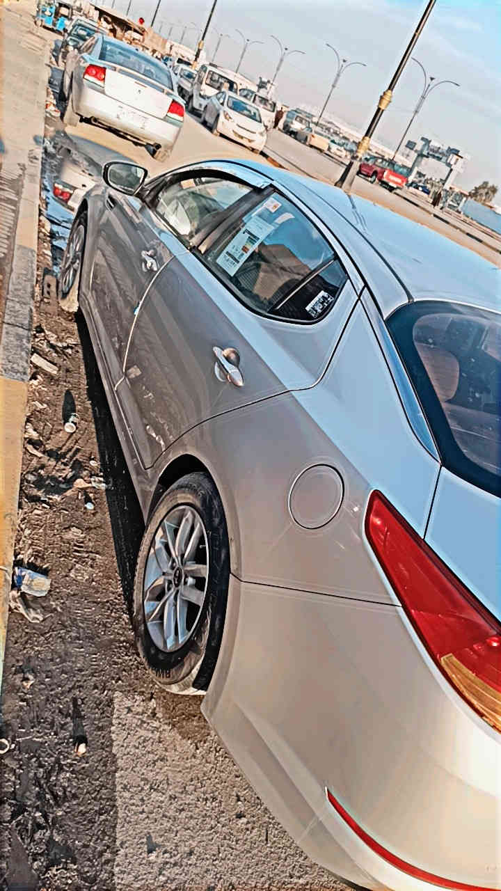 السلام عليكم كي فايف موديل 13 وارد كوري سيارة نضيفة وجاهزة مكينة كير تبريد منضومة جديدة تخم تاير جديد دوشمة جديدة سيارة مواصفات تدفئ كشنات حساسات خلفية تبريد قطعتين  وشاشة 5 سماعات لد نهاري واشاير بل مري ومري شفط سنوية لل28 السعر 120 قفل رقم الهاتف ***********
