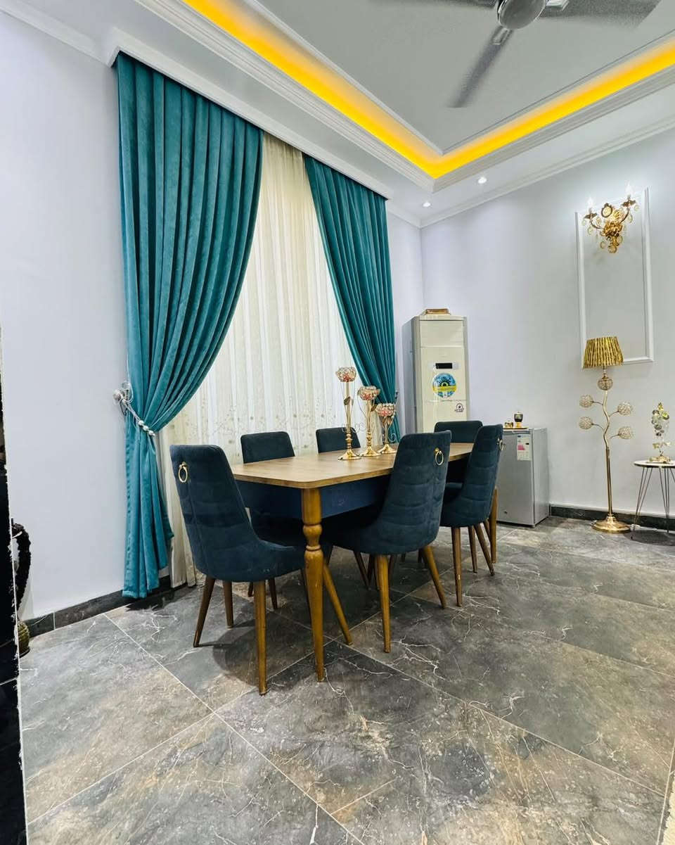 🏡 دار VIP بمواصفات عالية للبيع في سامراء
📍 الموقع: حي المعمل (العمالية) شارع 10م

📐 المساحة: 200 متر (واجهة 10م × نزال 20م)

 🏗️ التصميم: طابقين يحتوي على 4 غرف نوم (جميعها نظام سويت).
 🌿  حديقة داخلية مميزة تمنح البيت إضاءة طبيعية وأجواءً راقية.
 🛡️ مجهز بالكامل بـ (منظومة كاميرات | منظومة نفط | منظومة انترنت ).
💬 للحصول على تفاصيل السعر:
👇 اكتب رقم -1- في التعليقات ويوصلك السعر خاص فوراً
_____________
لا تدع أي شخص آخر يأخذ عقارك المفضل
تواصل معنا الآن واحصل على عقارك الخاص
_____________
 اتصل الآن : ***********
_____________
ملاحظة : لدينا عقارات كثيرة في مناطق مختلفة في سامراء 
ضع إعجاب للصفحة ليصلك كل جديد
_____________
اذا عندك عقار وتريد تبيعة .. فقط راسلني واتساب 
وخلي الباقي علينا … ( ***********☎️واتساب)
