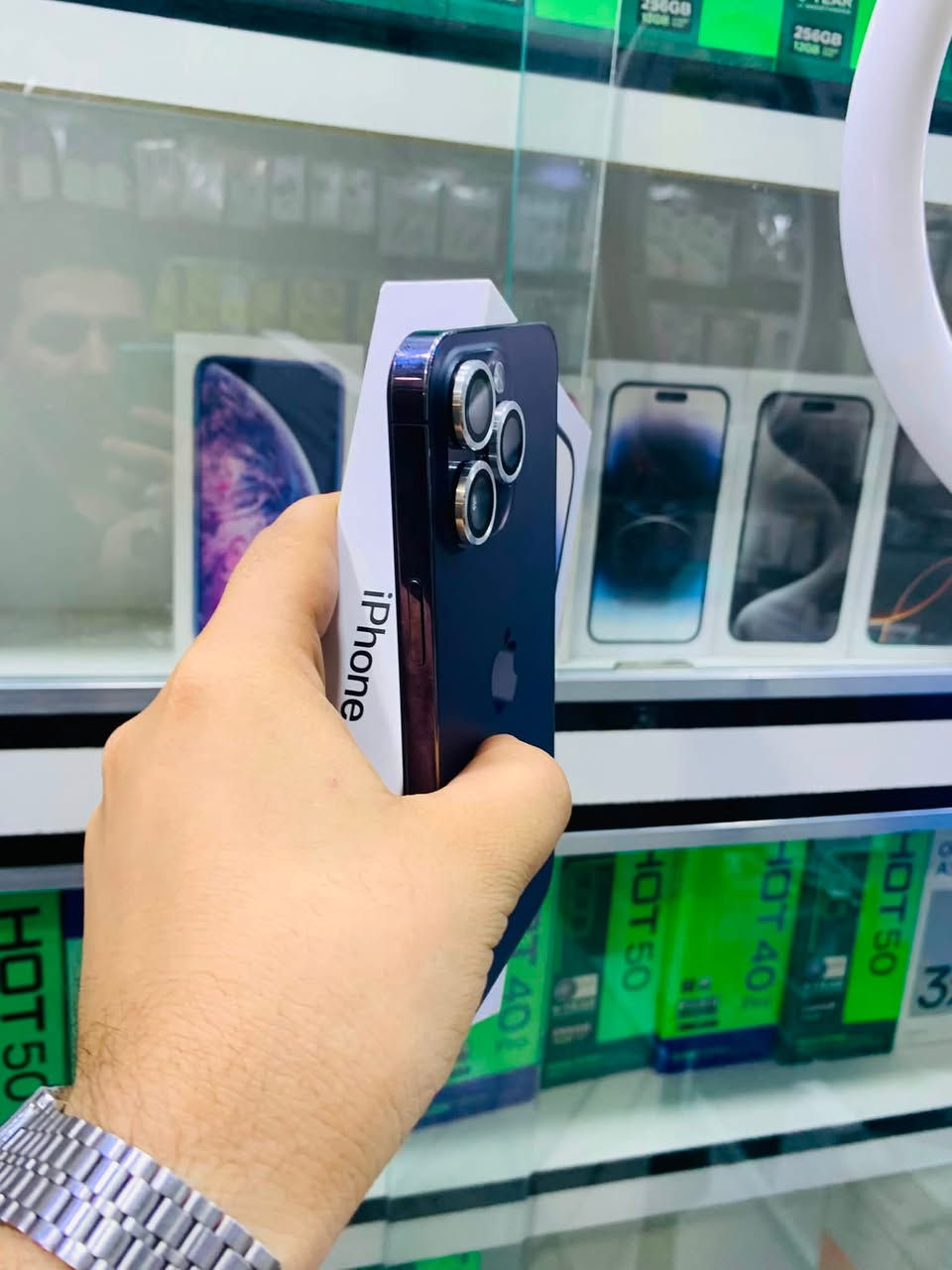 السلام عليكم للبيع iphone 14 pro max 
ذاكره ٢٥٦ 
بطاريه ١٠٠٪؜ مبدله اصليه 
نموذج M ملستر شرق اوسط 
لون بنفسجي 
الجهاز كله شغال مابيه خلل فقط مبدل شاشه نوعيه كلش حلوه وكامرا اصليه  فيس ايدي متوقف الجهاز كله شغال انترنيت اتصال كامرات كله شغال السعر قفل ٤٨٠ الف مكاني بغداد مدينه الصدر رقمي ***********

