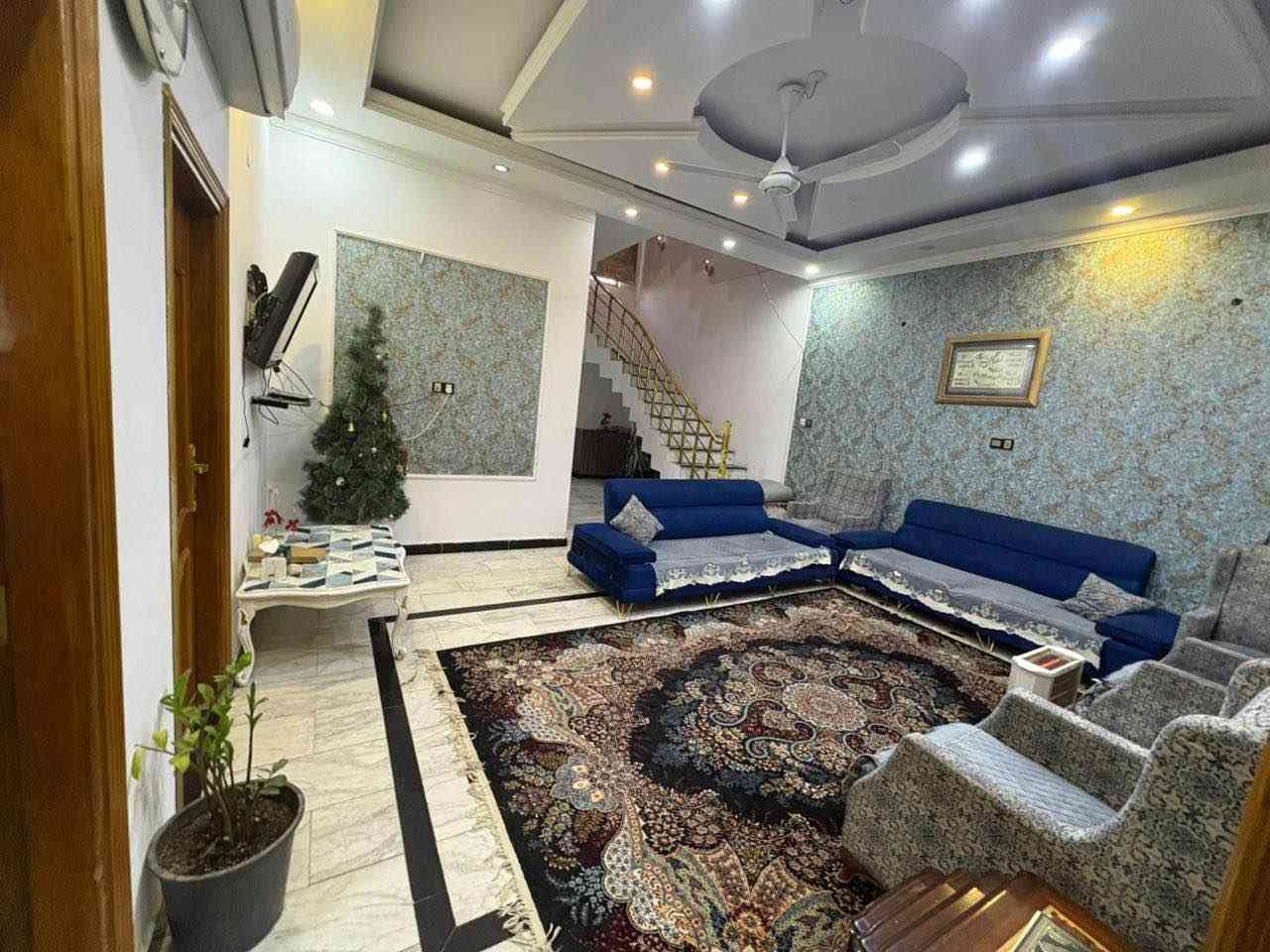 السلام عليكم ورحمة الله وبركاته 
 بيت للبيع  مساحه 240 م  طابو زراعي عراقي 100/100 
 البيت متكون من طابقين 
الطابق الأول  بناء طابوق يحتوي على غرفة +صاله+مطبخ+وغرفه استقبال + كراج  
الطابق الثاني  بناء ثرمستون متكون من غرفتين+صحيات. 
العنوان  ابو الخصيب منطقه أبو الجوزي 
 يبعد البيت عن الشارع السايدين 50متر السعر 250  مليون  للاستفسار *********** البصرة, العراق
