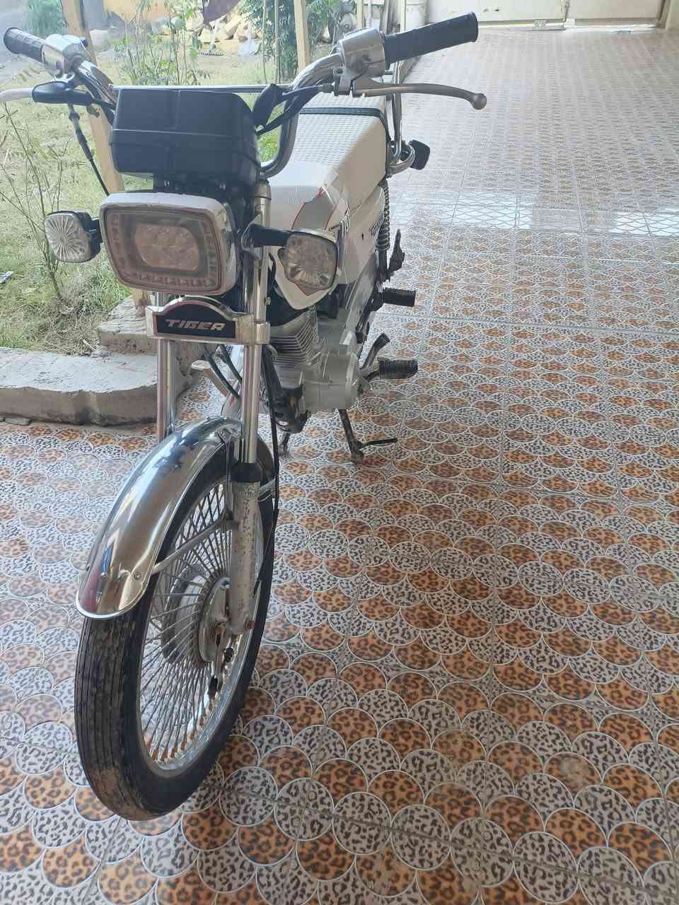 سلام عليكم
دراجة تايكر 2021

اوراقه 
درجات جديده كهرباءيته كله شغاله محرك بلادي 
مكانه حله حي العسكري شارع 80 
للستفسار ***********
