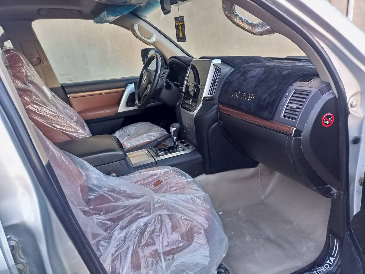 سلام عليكم من رخصت مدير لكروب لندكروز موديل 11ستينيه سياره بيه جفيه خفيفه محدثه داخل وخارج 21 هزه جديده بسمي بيع او مراوس حسب القناعه سياره ماعايزه اي شي سعره250 مداور ثاني يوم رقم***********
