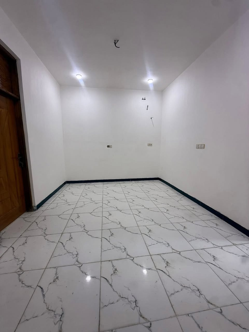 بيـت 120 مـتر بـنـاء حــديث هـسه كمل الـبيت كلش مرتب وشغل كله 

درجه اولى غرفتين وصاله واستقبال وصحيات داخل وخارج ومنور طارمه 

سـتاره عـاليه طابوك وسعره منـاسب 63 وبي مجال الـشراي مستعجلين 

بناء طابوك صب كونكريت مـسلح رباط صب كـونكريت بيت كلش مرتب 

نـاصريـه سـدينـاويـه يم الـدله بـشارع ابو مهـدي المهنـدس قريب كلش

*********** واتـساب مـفتوح 24 سـاعه
