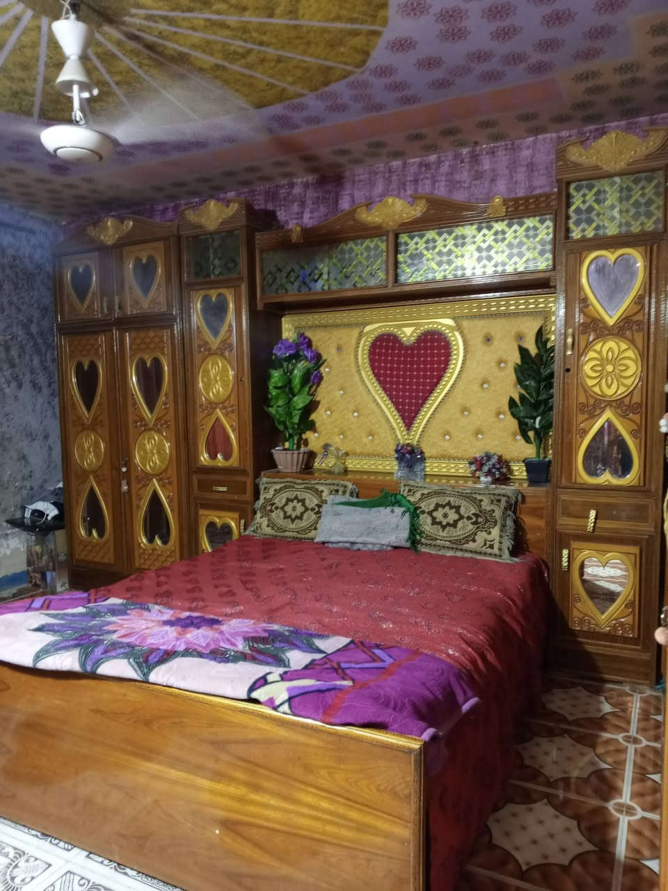 السلام عليكم غرفه البيع احطاطه نظيفه بعدهي سعره مليونين نص بيه مجال مكان التاجي *********** / ***********
