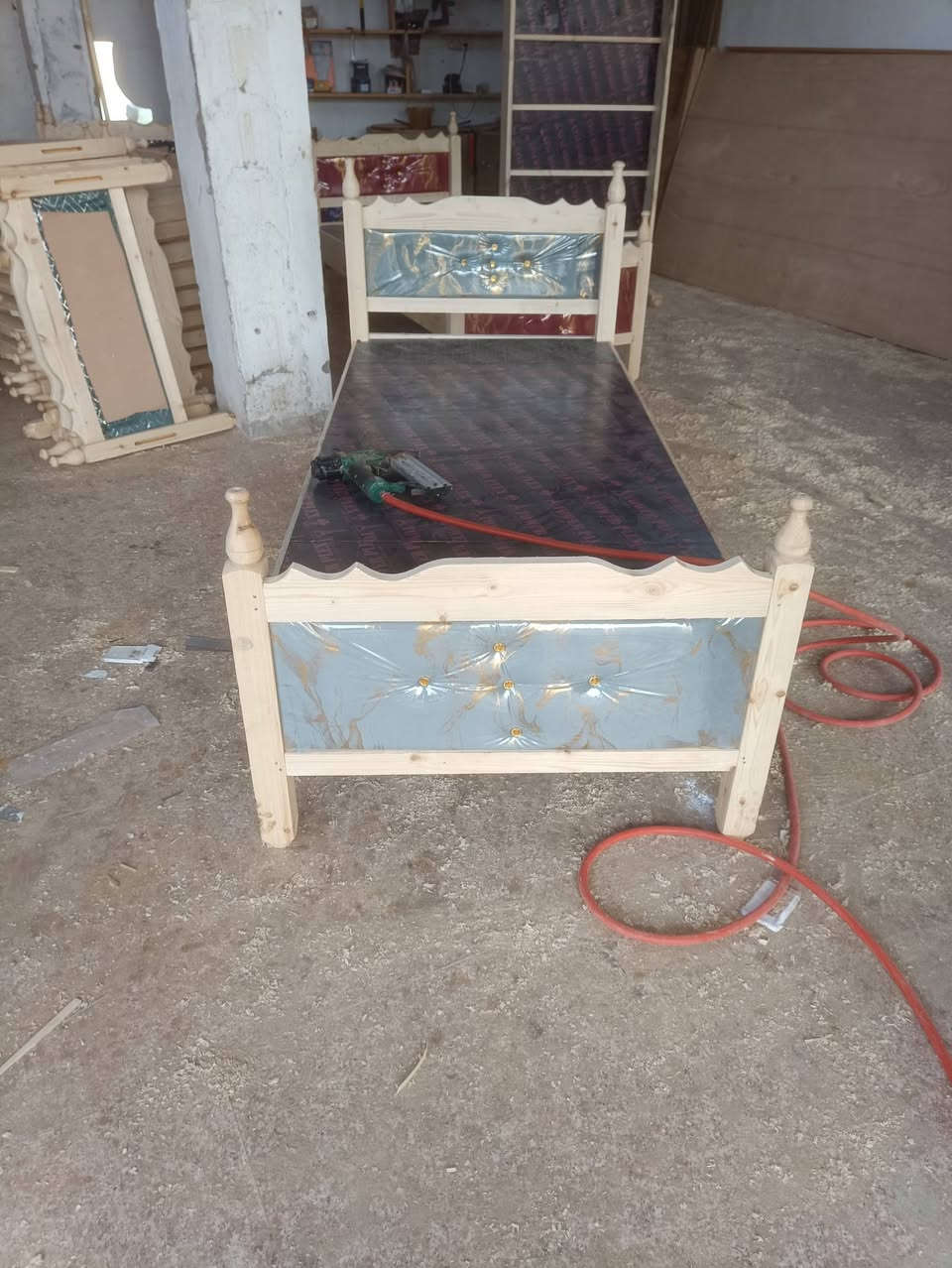 يوجد لدينا اسره خشب نفر ١بأشكال مختلفه الخالص حي الجنود ***********
