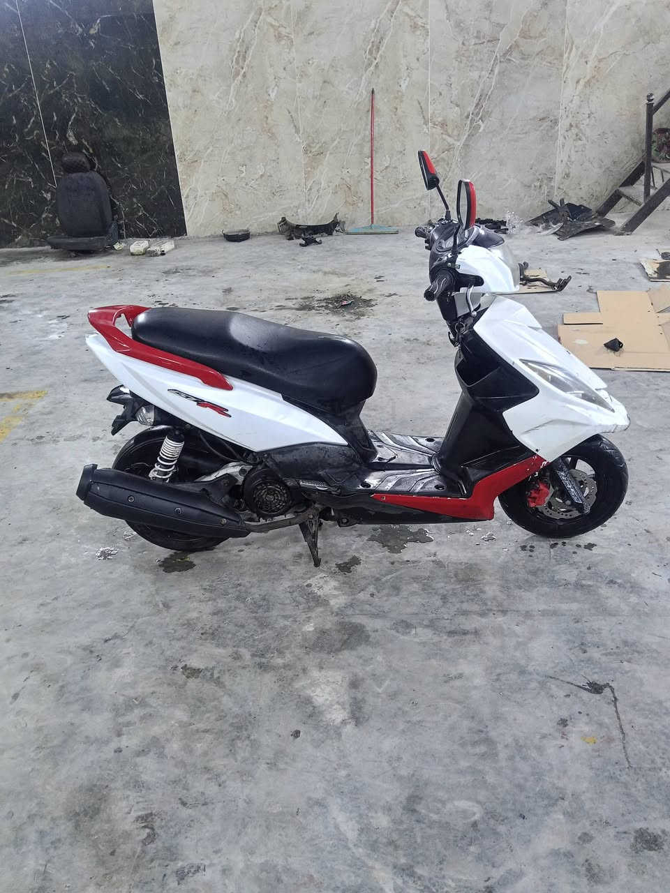 دراجه جي تي ار  نظيفة نكره سلف  كهربائيات كلها شغاله مكينه ابلاديه  ناعمه شلعه قويه اوراقها كامله مكاني الشعب سعرها 650 التليفون ***********
