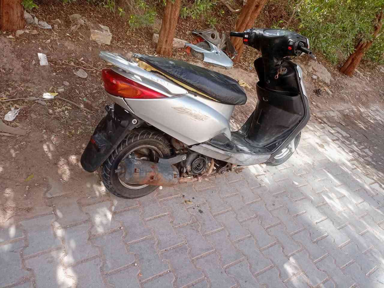 السلام عليكم للبيع دراجه بريز 140 الدراجه بيه خيط تبخير كابريتر بلادي فشكه ابلاديه شغاله اريده 180 قفله قفل من لاخير مكاني بغداد ساحه عدن هذه رقمي ***********
