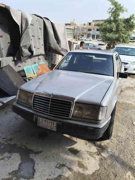 مارسدس دب موديل 88 لون رصاصي كاملة فقط حدادية مكينة جديدة تاخذ ويا السيارة التحول ثاني يوم ... الكهربائيات كلهة شغالة حتة التنتة تشتغل واللايت زنون اصلي العظمة حلوة حتة شاشة مخليلهة  اريد ابيعهة ب 50 وبيهة مجال واذا أو سيارة حلوة وانطي فرق خل ينزلهة واشوفهة او الاتصال ع الرقم *********** تحياتي للجميع
