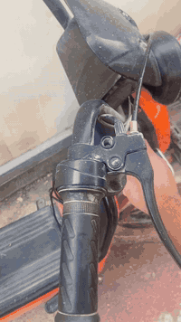 السلام عليكم دراجة شحن للبيع مبدلة عقل+ عطلها ملف فقط كهربائيات كلها شغالة كدامكم بالفيديو سعر ١٥٠ بيها مجال بسيط 
تواصل ***********
