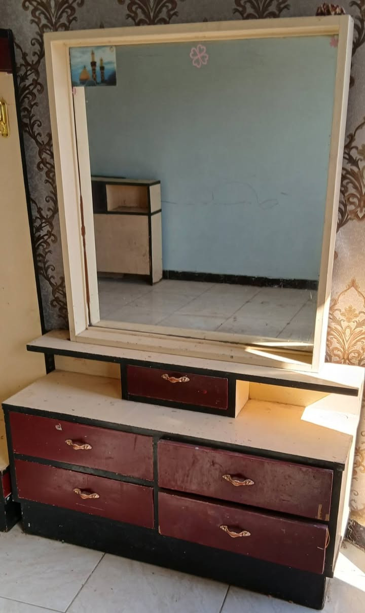 للبيع...كنتور خمس بيبان وميز مرايه وزاوية تعلاكه وجرباية طفل في المسيب أتصل(***********)
