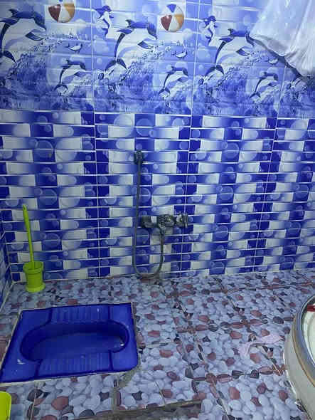 بيت 100 متر للبيع حي السلام طابقين ثلاث غرف وصاله ومطبخ واستقبال البيت نضيف جدا السعر 200 بي مجال الاتصال *********** أو مرجعه مكتب سيد فارس العزام
