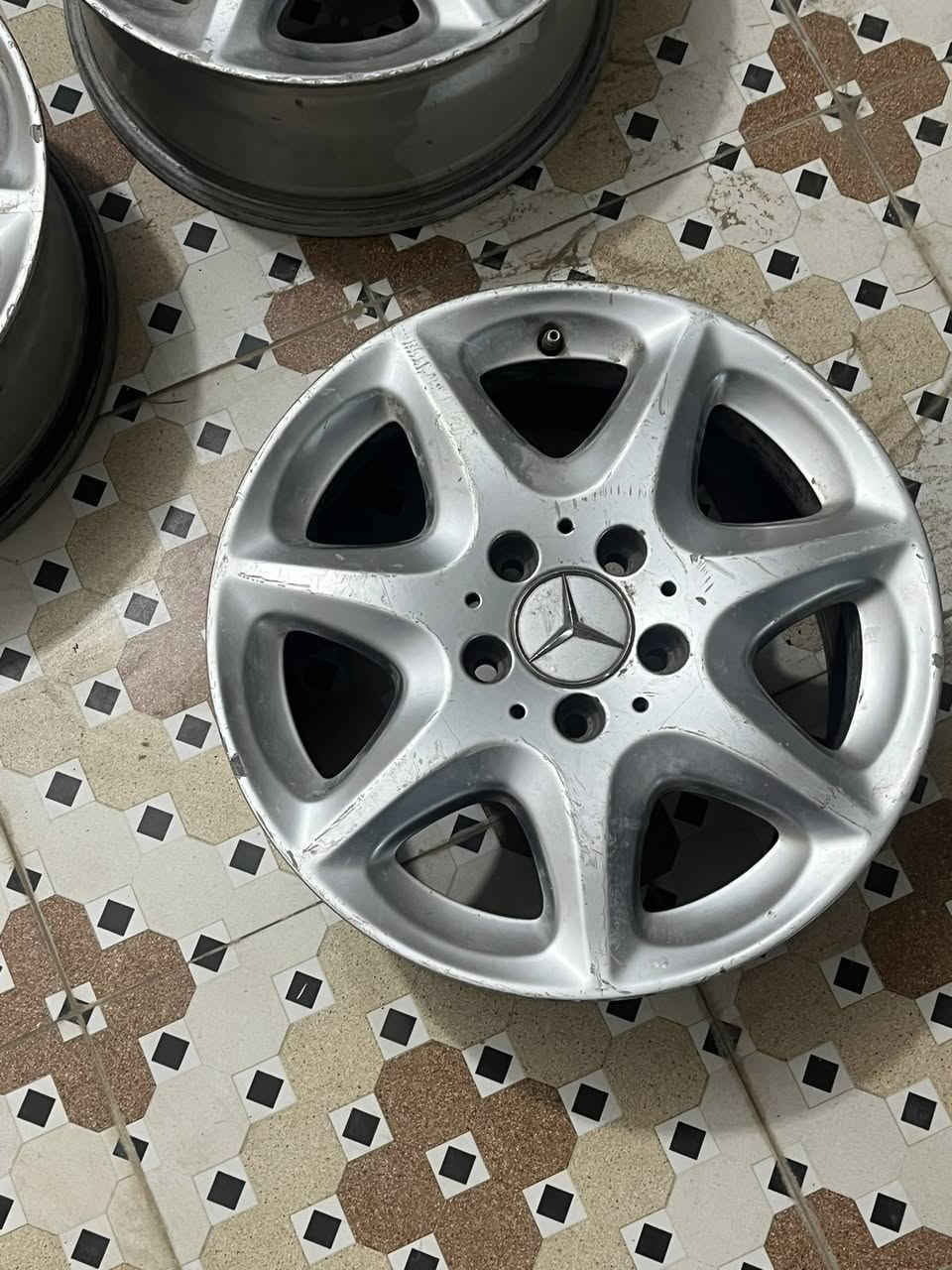 السلام عليكم وياله مرسدس للبيع العدد 3ب150الف ***********
