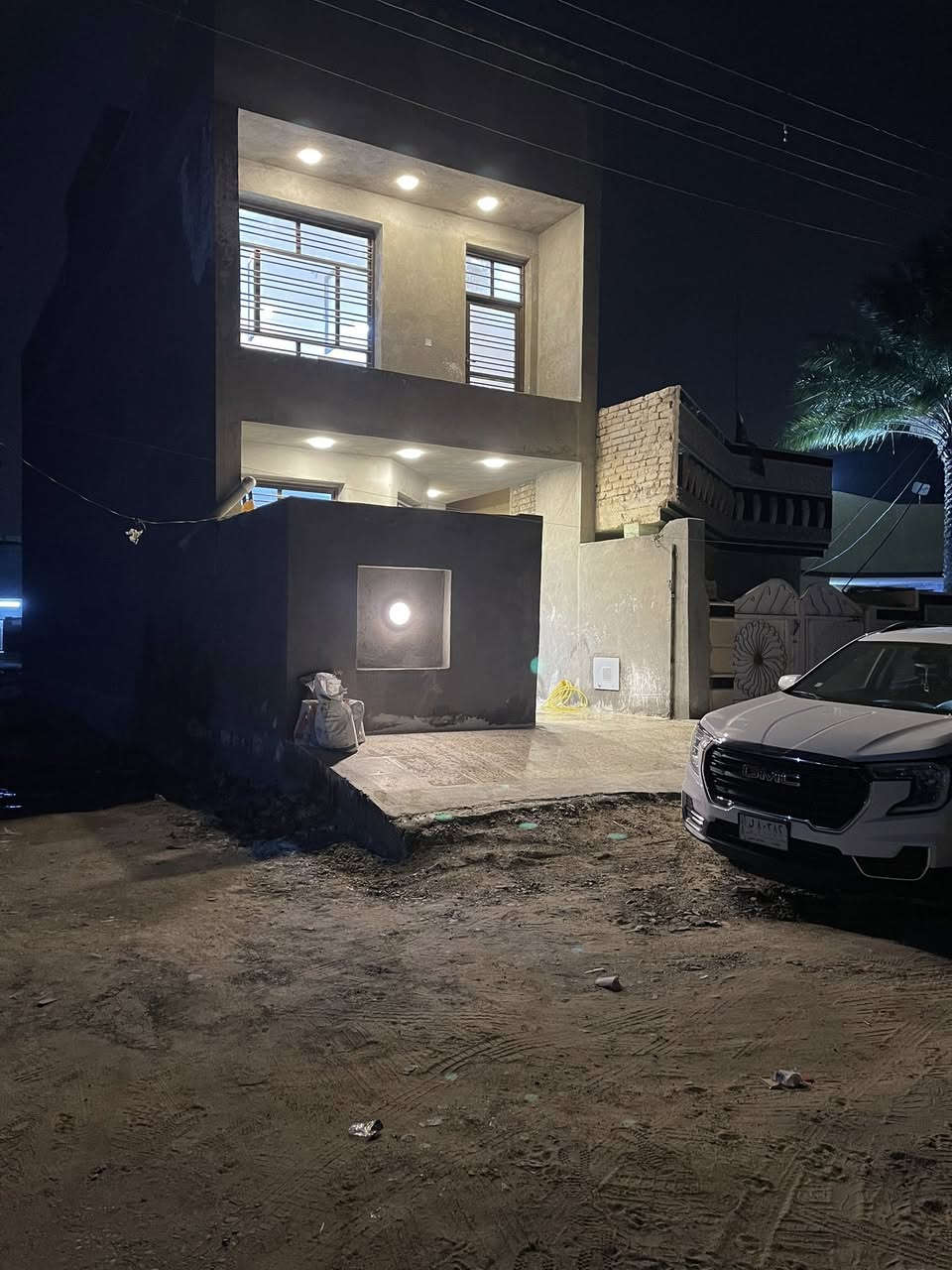 السلام عليكم 
بيت للبيع يصلح للسكن او اليشتريه يستثمره ( ايجار ) بناء حديث غير مسكون مسبقا
المساحة 100م  طابقين وكامل من جميع النواحي مطل على حديقة مع وجود خط للمولد القريب من البيت المواصفات
* يحتوي على 3 غرف نوم
* ⁠حمام عدد 2 سيراميك 
* ⁠مطبخ سيراميك
* ⁠الارضية كاشي عراقي 
* ⁠السطح شتايكر
* ⁠جميع الجدران ملبوخة من الخارج
* ⁠الابواب خشب عراقي
* ⁠محجر طابقين المنيوم
* ⁠الابواب والشبابيك تفصال حديث من الحديد 
السعر المطلوب قفل 75 مليون العنوان سبع البور رقم القطعة  ⁠5643 خلف المدارس 
رقم صاحب العقار ***********
