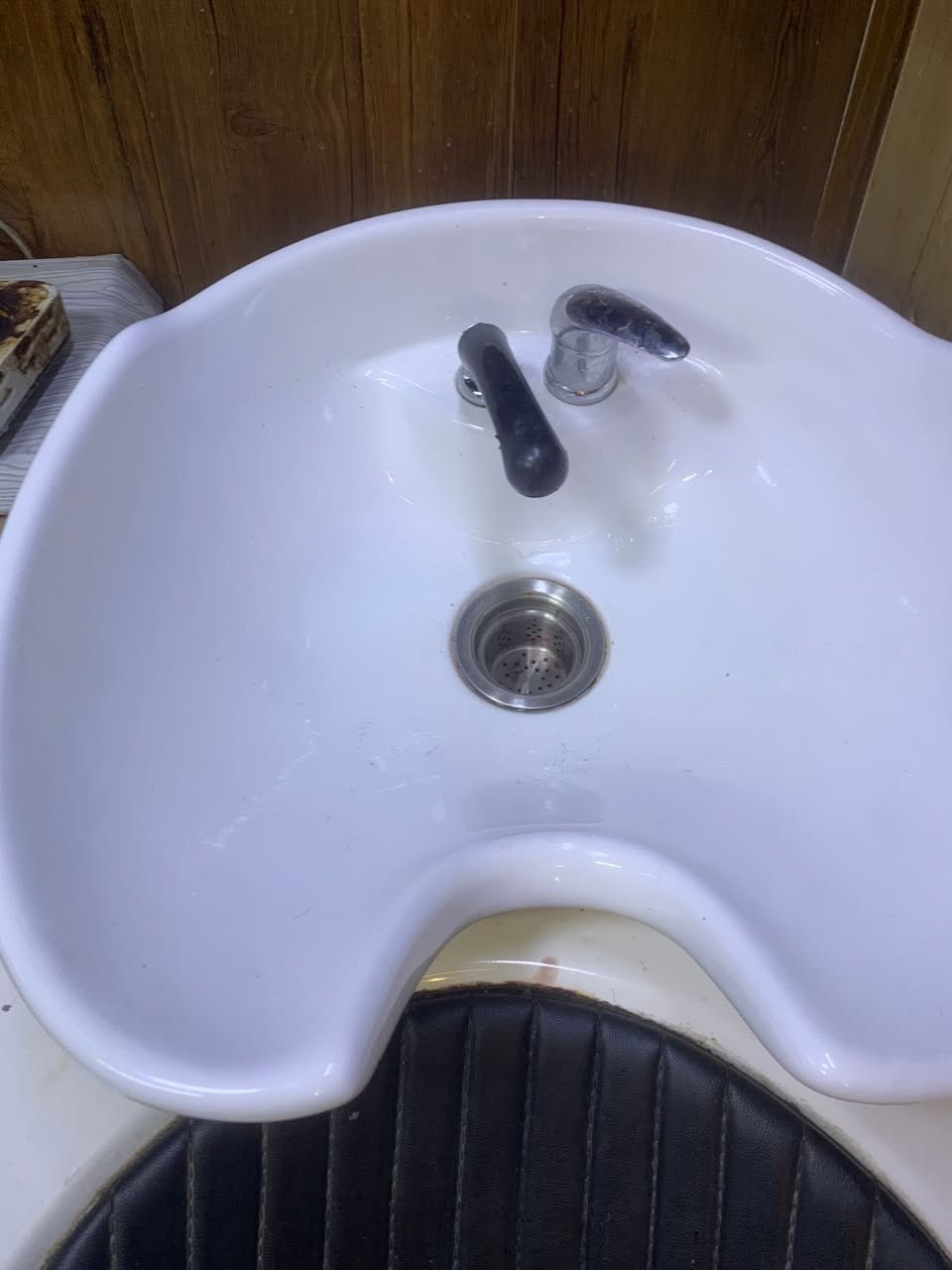 السلام عليكم عندي هاي المغسله استخدام قليل جديده مابيه اي اضرار بس ماعندي مكان الهة رايدتهة ب70الف مكاني حي صدام ***********
