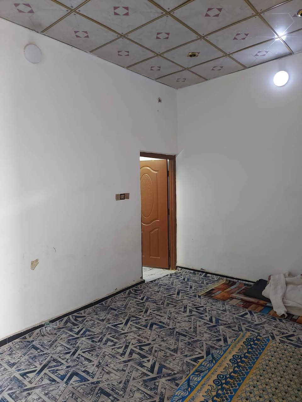 للبيع بيت مساحته 100 متر بشارع المطار القديم فرع صيدليه البراكيه بي غرف وصاله ومطبخ واستقبال وتخاريج صب فوك وجوه ارضيته بورسلين السعر 28 مليون وبي مجال
***********
***********
