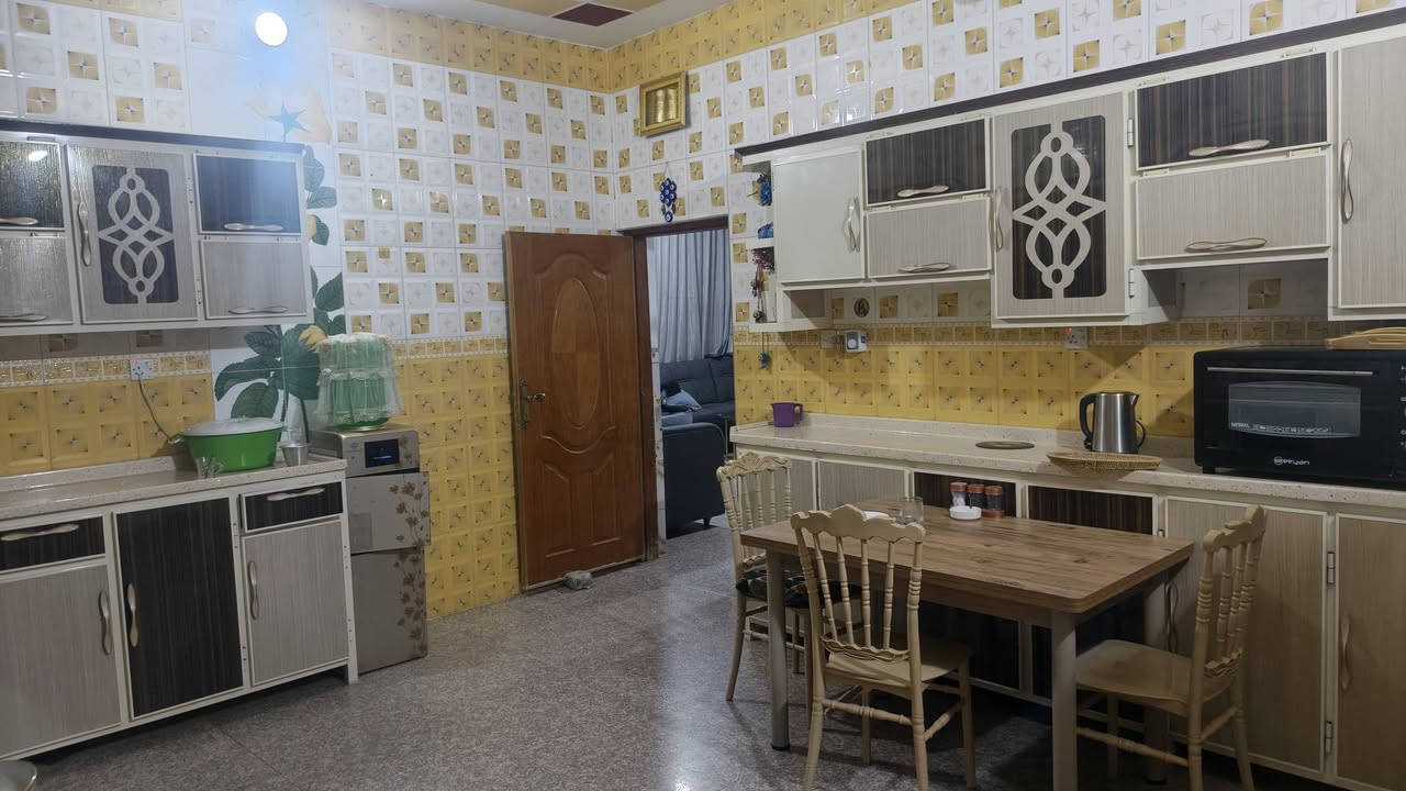 متاح دار سكن منطقه زين القوس شارع الملا المربع الاول مكون من ٤ غرف نوم ٢ هول وستقبال وحمامات عدد٢ وصحيات خارجيه مساحه ٢٠٠ للستفسار ***********
