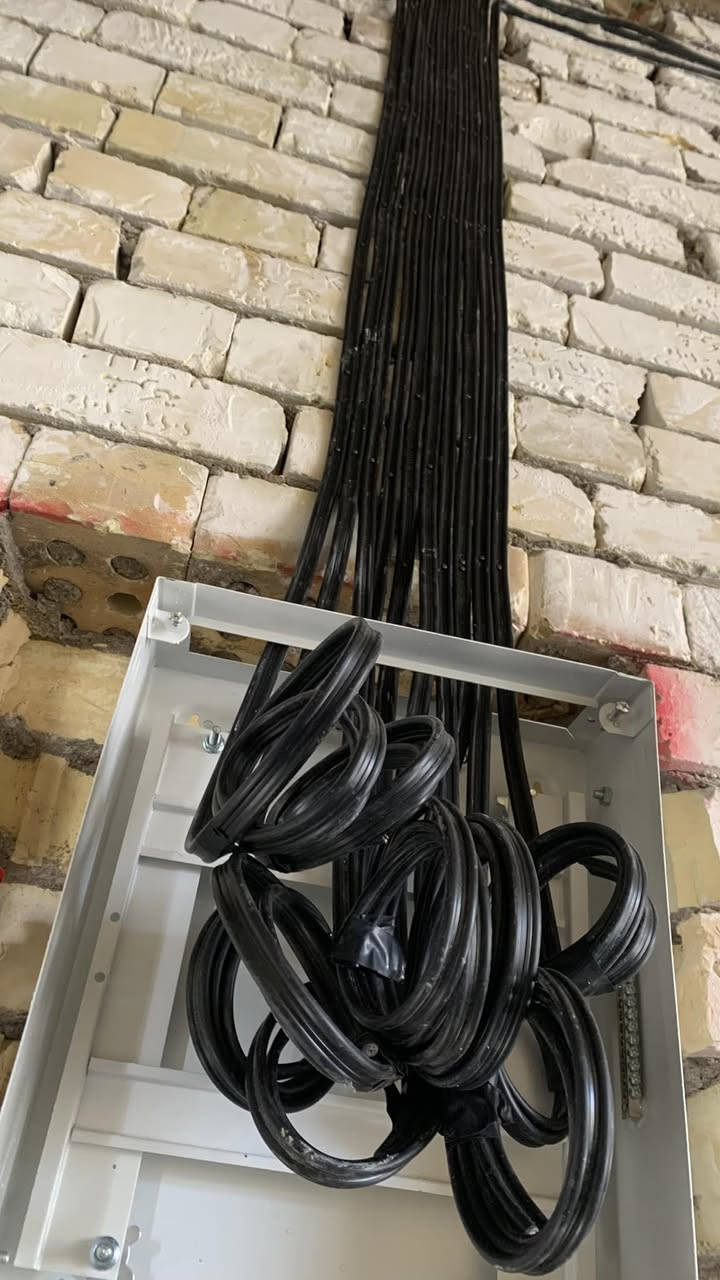 سلام عليكم تاسيس كهرباء اسعار مناسبه للتواوصل ‭0773 792 8386‬
