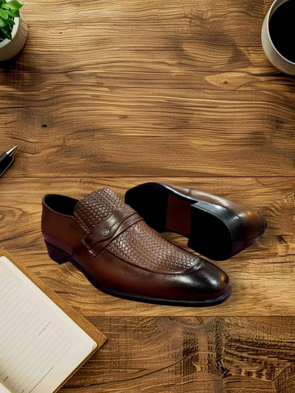 #فاخر جدا جدا اعلى كوالتي 
قطع متوفرة عدنا حصريا 
👑 فخامة ما تنوصف 👑

💰 السعر قبل الخصم: 000‚165
🔥 السعر بعد الخصم: 115,000 فقط والتوصيل مجاني

إذا تدور على حذاء يبين الهيبة والأناقة من أول خطوة… هذا هو الاختيار الصح 👞🔥

🟫 ماركة 
🐂 جلد إيطالي طبيعي فاخر ملمسه ناعم وشكله راقي ويعطي إحساس فخامة حقيقية
🇹🇷 مصنوع في تركيا بدقة عالية وتشطيب ممتاز

👣 طرّة فول طبي
يعني ثبات أقوى، دعم للقدم، ومشي متوازن… مناسب للدوام، المناسبات، واللبس الرسمي الراقي 💼✨

💎 تصميم لوكجري يخليك تتميز ويناسب الذوق العالي
🎩 يلبق ويا البدلات واللبس الكلاسيكي ويكمل الإطلالة بشكل رهيب

📏 القياسات المتوفرة من ٣٩ الى ٤٤ من كل قياس قطعة وحده  فقط باقي 

⚠️ الكمية محدودة جداً
📩 للحجز دز القياس عالخاص وخلي الفخامة تحچي عنك 👑👞✨ ✨
#مهند_دزاين_شوز


**إذا كنت صاحب هذا الإعلان وتريد حذفه لأي سبب، رجاءا أرسل رسالة إلى الدعم الفني**