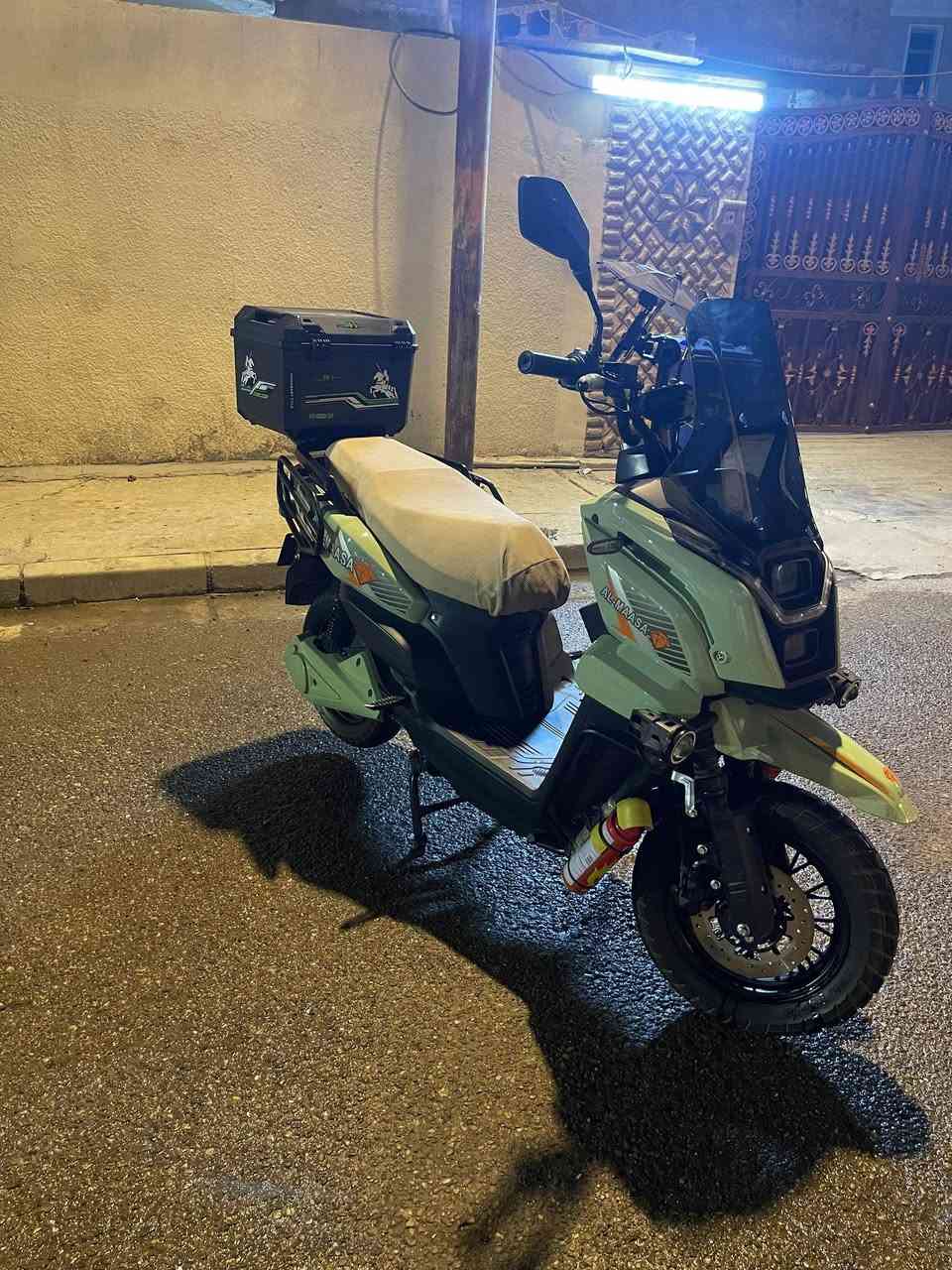 اخوان هاي التفاصيل يمكم الدراجه نضيفه اخذتها بمليون و ٤٠٠ (عارضها بمليون) وبيها فرق بسيط
 الرقم ***********

   #الاباتشي المحرك الملف"  3800 الى 2000 واط.البطاريات:

 تحتوي عادةً على منظومة مؤلفة من 6 بطاريات ذات قدرة شحن عالية (مثل بطاريات الليثيوم أو بطاريات تياننغ 36 أمبير)

.أنظمة التشغيل: تدعم ثلاثة أنظمة ذكية للتشغيل والتحكم (مفتاح سويتش + بصمة ريموت + كارت ذكي).

نظام الأمان: مزودة بفرامل ديسك هيدروليكية أمامية وخلفية مع دعم نظام منع انغلاق المكابح ABS لضمان الثبات
