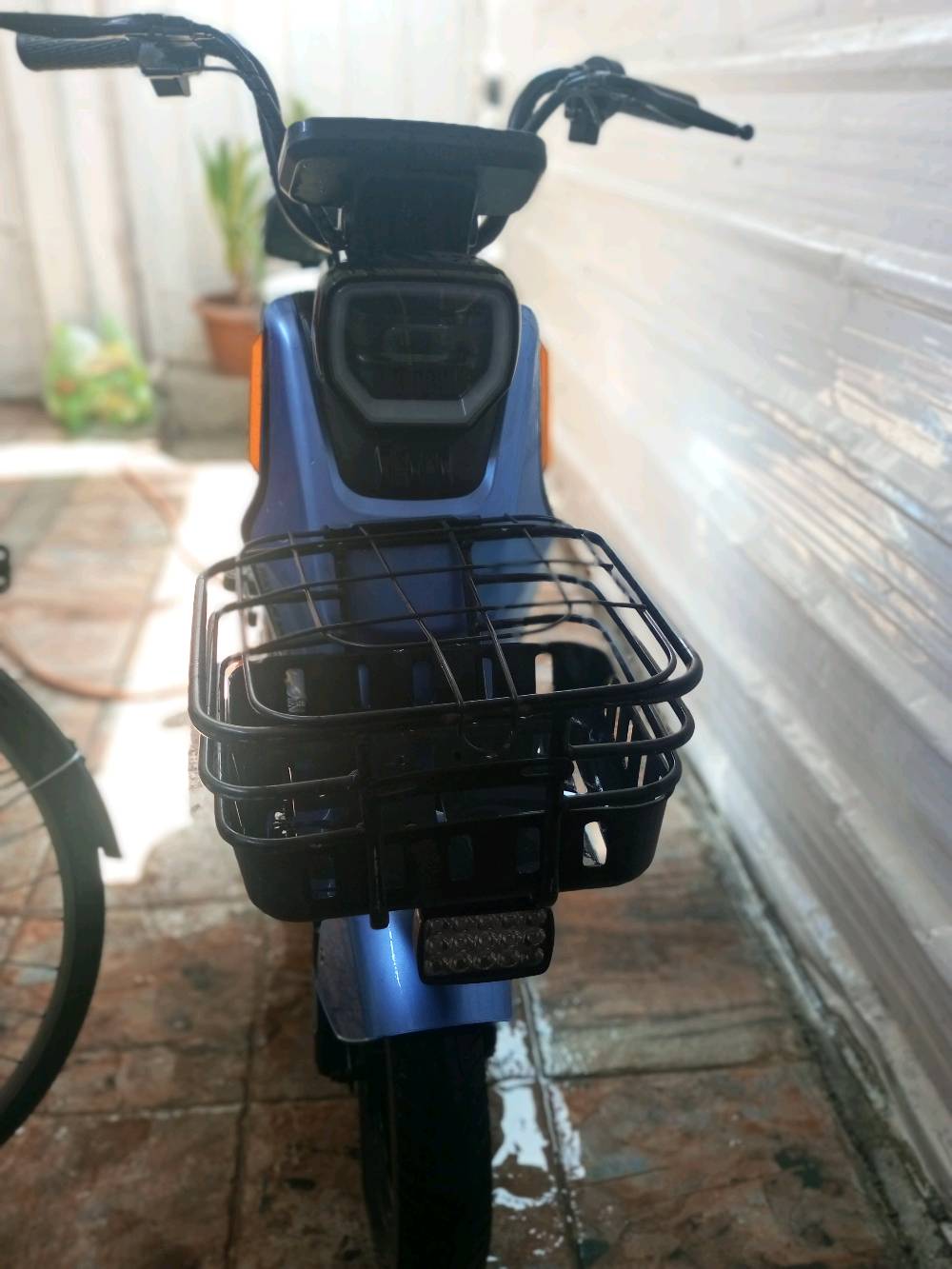 دراجة كهربائية راقية باللون الأزرق بحالة ممتازة. مزوّدة بمقعد مريح وسلة أمامية مناسبة للتسوق أو التخزين. الأضوية الخلفية والأمامية في حالة عمل مثالية. الدراجة مثالية للتنقل داخل المدينة بسهولة وسرعة.