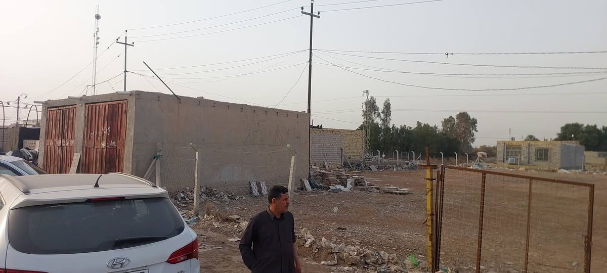 اللهم صل على محمد وال محمد
ارض مساحه ٣٠٠٠ متر 

#للاجار  بيها محلات ثنين 

مسيجه بي ارسي 
#٠***********
***********
المكان قرب البانزين خانه الاهليه 

طريق عفك البدير عل شارع العام
