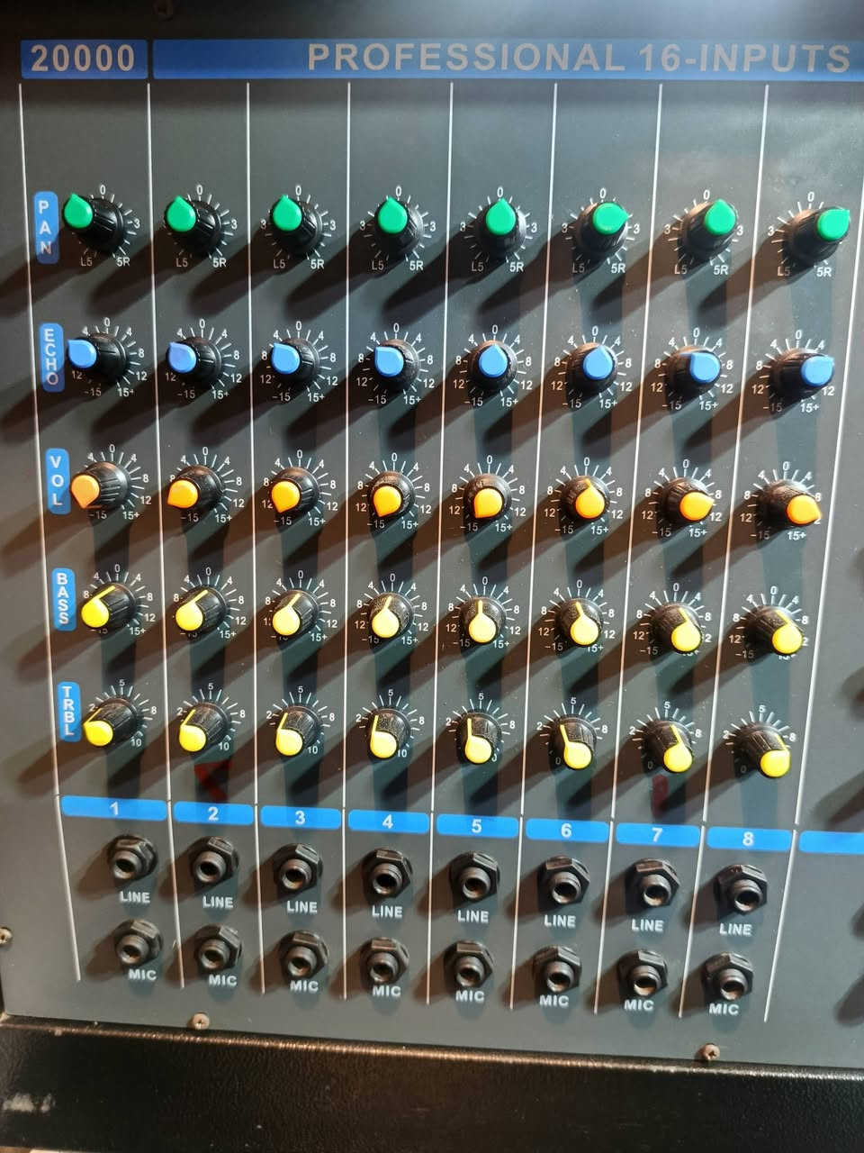 مكسر صوت نوع مونتاربو مع زوج سماعات رباعي يتحمل  ١٦ سماعه ٤ اربع خطوط كل خط لوحده للبيع ***********
