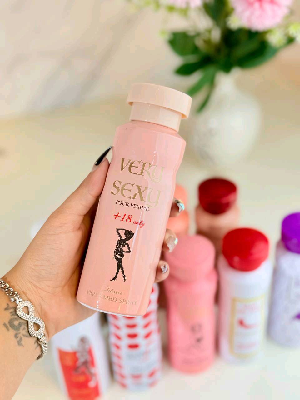 مجموعة من البخاخات المعطرة للنساء من مجموعة "موسك فري سكسي". تتميز بروائحها الجذابة والمغرية التي تضيف لمسة من الأناقة والإثارة. مثالية للاستخدام اليومي أو في المناسبات الخاصة. كل عبوة تحتوي على 200 مل من الرائحة الفواحة والناعمة التي تدوم طويلاً.