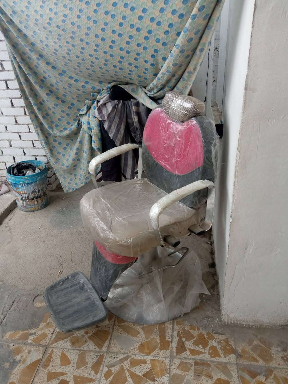 سلام عليكم كراسي حلاقه واحد جديد واحد نضيف للبيع السعرهن ٢٥٠وبيهن مجال قليل جدأ متواجد عل خط فقط ***********
