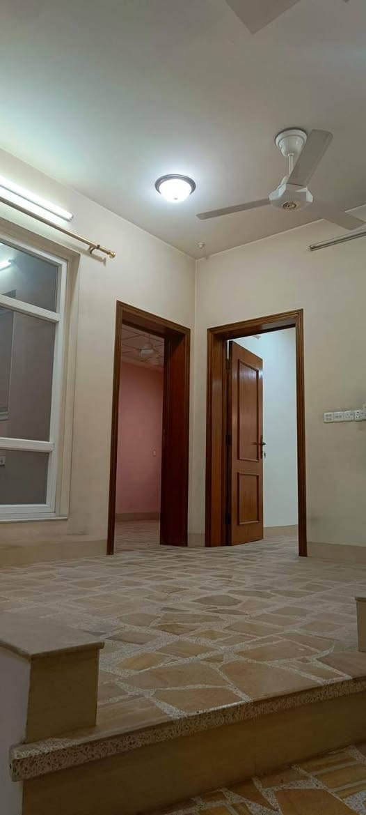 دار للايجار 🛑 🛑 🛑 🛑 🛑 🛑
في حي الميثاق 
مساحة 150 متر 👉 👉 👉 👉 👉 👉 
بناء حديث 
طابقين 🫸 🫸 🫸 🫸 🫸 
ط1 يتكون من غرفة نوم وهول واستقبال وصحيات ومطبخ 

ط2 يتكون من ثلاث غرف نوم وهول وصحيات وبيتونة وسطح 
السعر 600 
موقع مميز قرب السوق 
للاتصال والاستفسار 
***********
***********

